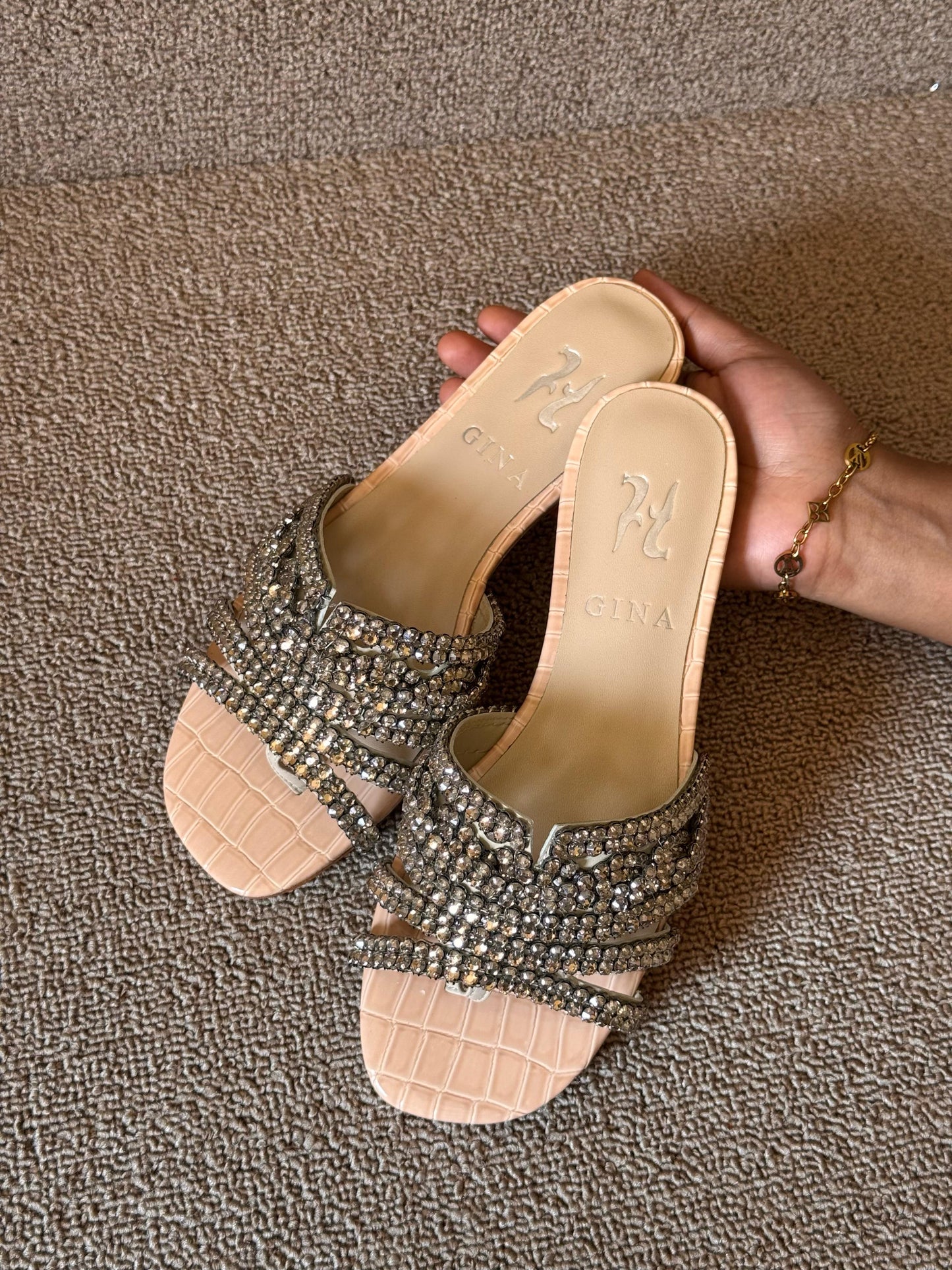 Gina Flat