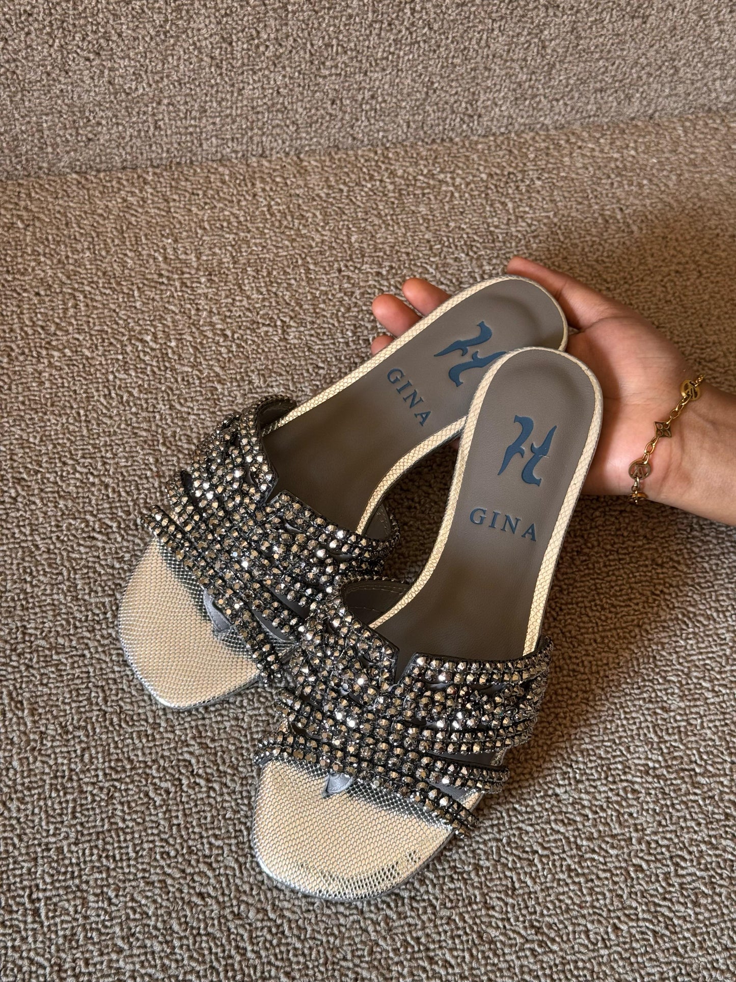 Gina Flat